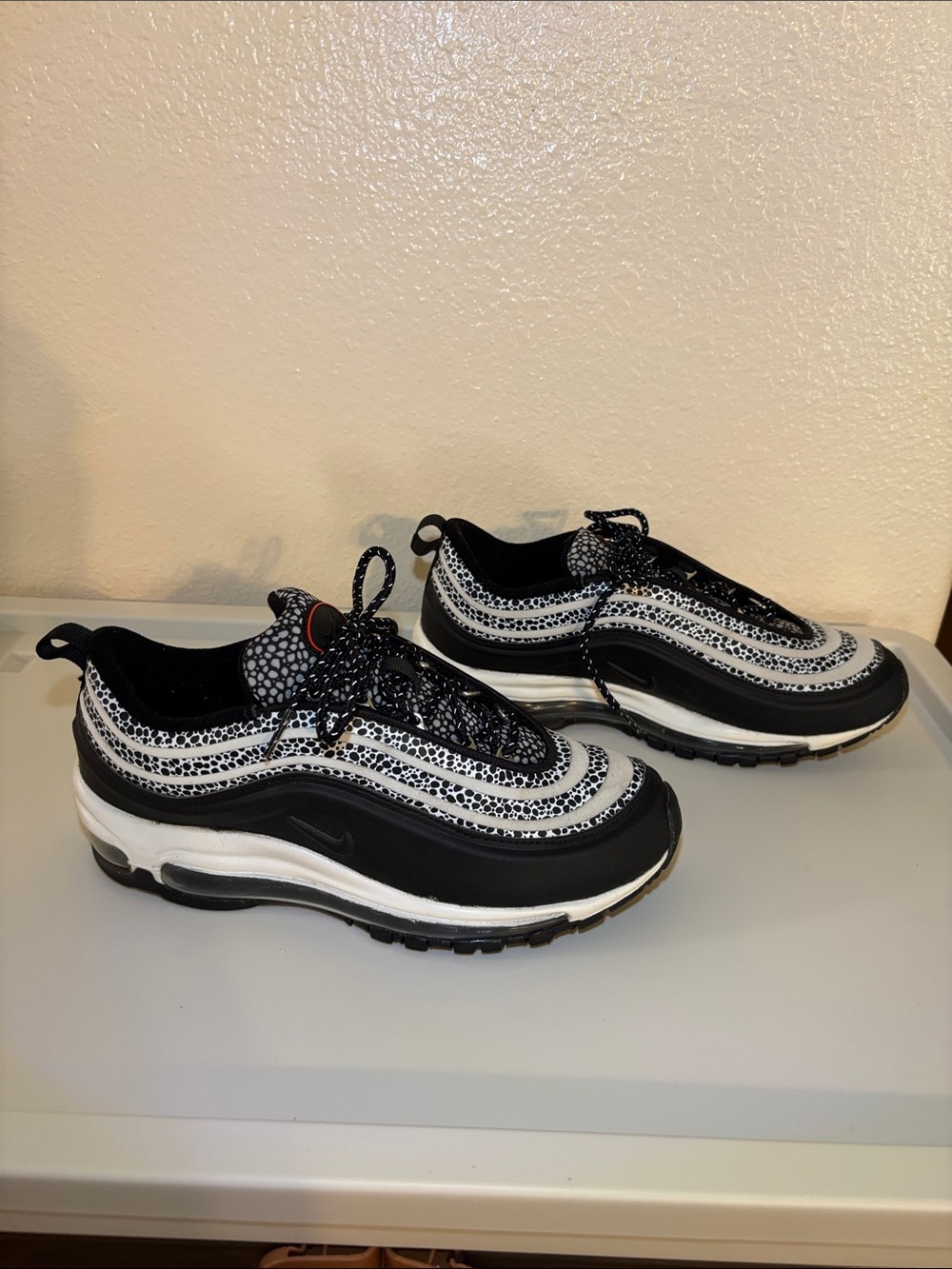 Nike Black & White Patterned Running Shoes with Red Logo Accent Pre Owned